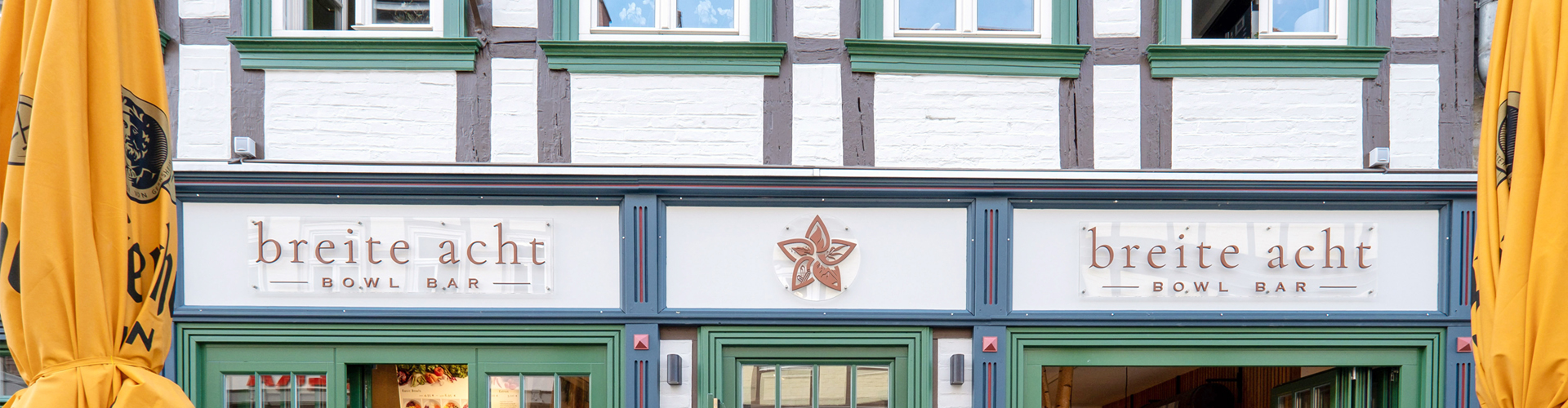 Ein Fachwerkhaus mit Schaufenstern und der Beschriftung „Treffpunkt Energie“ über dem Eingang. Mittig darüber befindet sich das Logo der Stadtwerke Wernigerode GmbH.