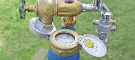 Anschluss für Bauwasser auf grüner Wiese.
