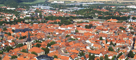 Eine Luftaufnahme zeigt die Dächer der Wernigeröder Innenstadt.