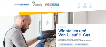 Grafik für die Webseite www.egu-harz.de. Links ist ein Techniker in Arbeitskleidung und blauen Schutzhandschuhen zu sehen, der Arbeiten an einem geöffneten Gasgerät durchführt. Rechts steht die Schrift „Wir stellen um! Von L- auf H-Gas. 